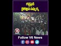 గద్దెపైకి బైలెల్లిన సమ్మక్క | Sammakka Yatra Begins At Chilakula Gutta | V6 News  - 00:48 min - News - Video