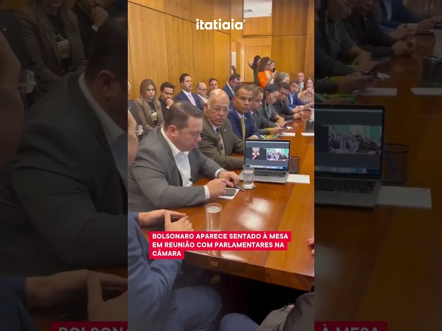 BOLSONARO APARECE SENTADO À MESA EM REUNIÃO COM PARLAMENTARES NA CÂMARA