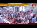 వేములవాడ రాజన్నకు కోడె మొక్కులు చెలించుకున్న భక్తులు | Devotees rush at Vemulawada Rajanna Temple  - 01:44 min - News - Video