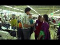 Des travailleurs dans une usine de textile