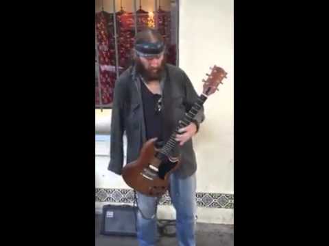 Уличен гитарист ја свири „Voodoo Child“ од Хендрикс, СО ЕДНА РАКА!