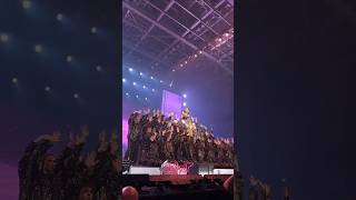 Мари носят на руках #марикраймбрери #шоу