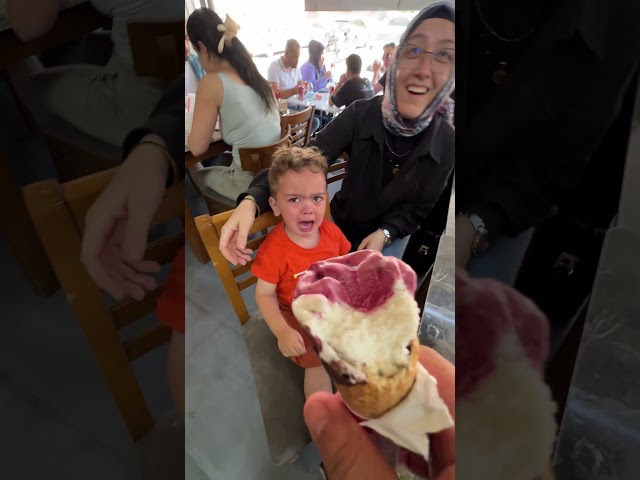 Abisi egemenin dondurmasına tek attı