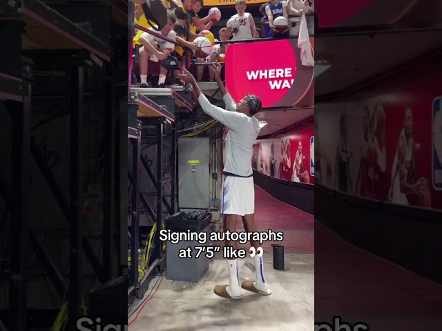 He's 7'5 😳