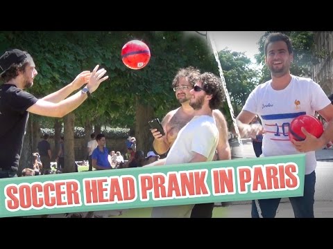 Фудбалска шега на  улиците на Париз