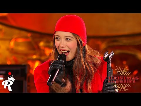 Laufey | Santa Claus Is Coming To Town | Full Performance | Christmas In Rockefeller Center 2025