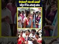 తిరుమలలో యాంకర్ సుమతో సెల్ఫీల కోసం ఎగబడ్డ జనం | Anchor Suma Kanakala | hmtv  - 00:58 min - News - Video