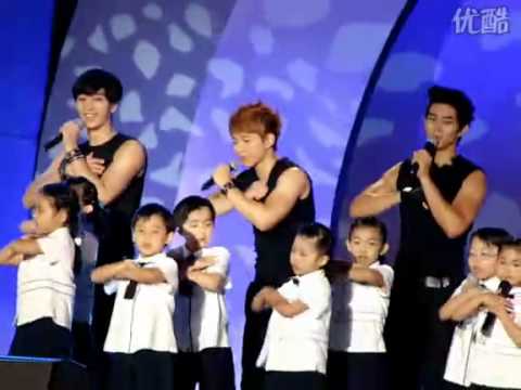 100706 2PM in China : Chansung Junho Taecyeon singing with the kids