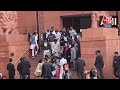 Parliament Session: सदन के बाहर निलंबित सांसदों का प्रदर्शन, Loksabha-Rajyasabha हुई स्थगित | AajTak  - 01:08 min - News - Video