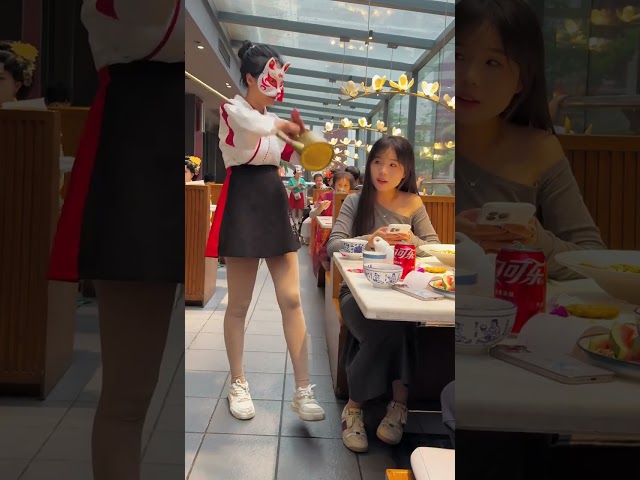 वह महिला बहुत सुन्दर है।丨小姐姐长得很蛮好看的 #猫猫小可爱#汉服#二次元