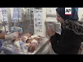Médicos de Rafah atienden a bebés evacuados de Gaza antes de su traslado.  - 01:49 min - News - Video