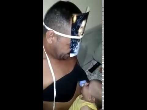 Vereador viraliza na web amamentando filho com mamadeira no sutiã