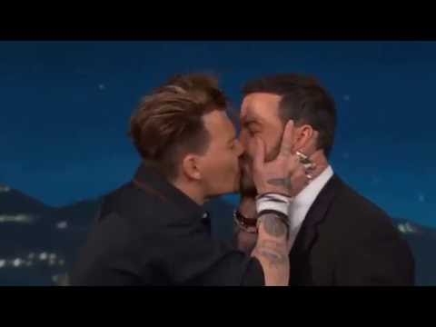 JOHNNY DEPP KISSING JIMMY KIMMEL !!