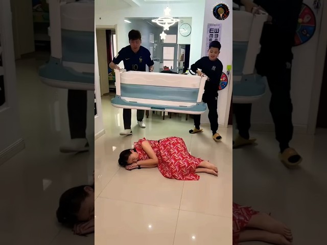 ميسي فعلها    وضع أمي في الصندوق! 😂📦