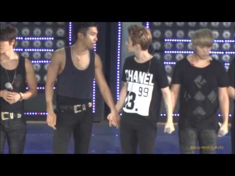 131123 Super Show 5 Malaysia - Henry & Siwon Moment during Ending