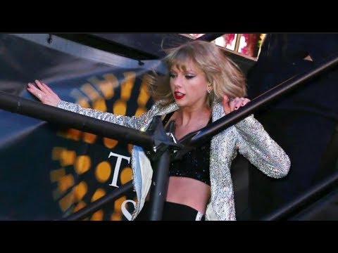 Taylor Swift - Funny Bloopers on Stage