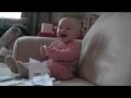 תינוק צוחק מקריעת נייר