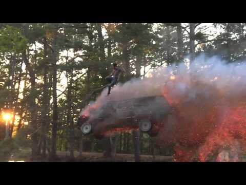 Неверојатен скок со запалено возило