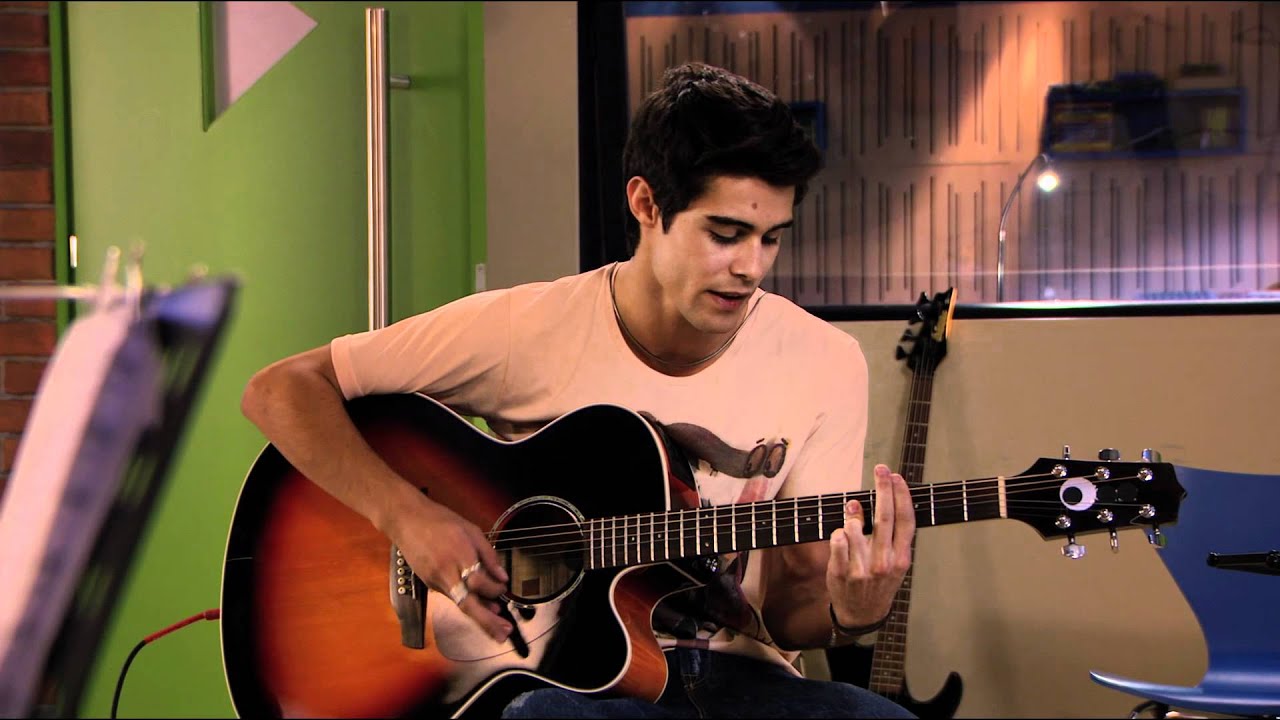 Violetta: Momento Musical - Tomás canta Te esperaré - YouTube