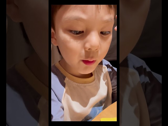 #嗝嗝 勇尝怪味豆 #babyian #爸爸当家慢享季 #daddyathomeslowliving #chinesebaby #mcyili