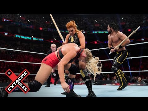 Becky Lynch et Seth Rollins lance une attaque de Kendo stick