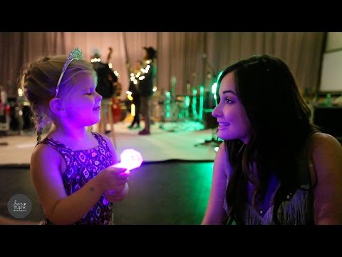 Kacey Musgraves Performs for 3-Year-Old Fan with Terminal Cancer