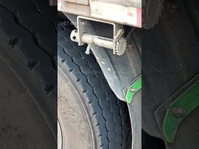 Lạnh gáy vì hiện tượng kỳ lạ trên chiếc xe tải đỗ ven đường