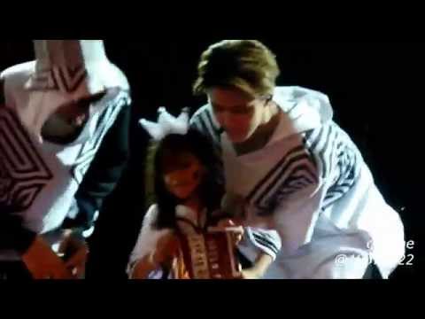 140906 EXO TLP in Jakarta precious SEHUN with little girl ♥