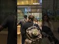 Shah Rukh Khan स्टाइल में Mumbai Airport पर आए नज़र | Bollywood News | Entertainment