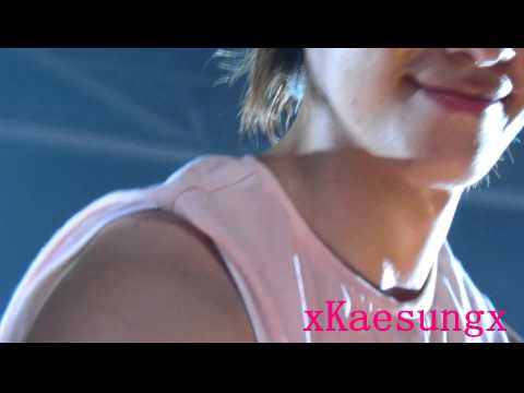 110610 SMTown in Paris - Donghae is peace to my camera !