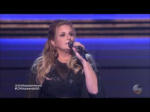 Garth brooks and Trisha Yearwood sing a Tribute to Johnny Cash and June Carter Cash Live in HD 2016.