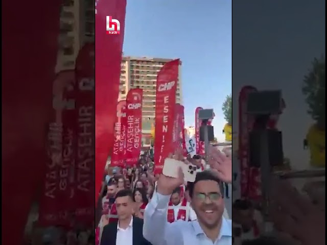 CHP Gençlik Kolları, kalabalık bir kortejle Kartal’da miting alanına sloganlar eşliğinde yürüyor.