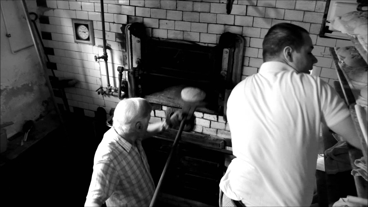 Vorschaubild für das Youtube-Video: Brotbacken im Altdeutschen Ofen