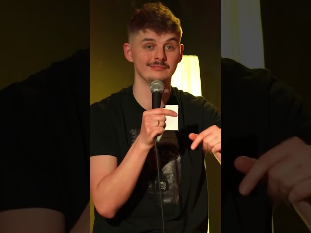 WSPÓŁLOKATORKA POD PRYSZNICEM - Michał Leja #leja #standup #komedia #śmieszne #shorts