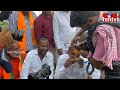 తాటికల్లు తాగిన బండి సంజయ్ | MP Bandi Sanjay Drinks Toddy Water Prajahita Yatra | hmtv  - 02:30 min - News - Video