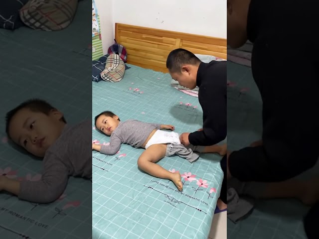 给儿子穿纸尿裤的方式 #呆萌小米宝#萌娃#熊孩子