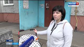 В Омске жители одной из многоэтажек вынуждены добираться до своего подъезда по камням и булыжникам