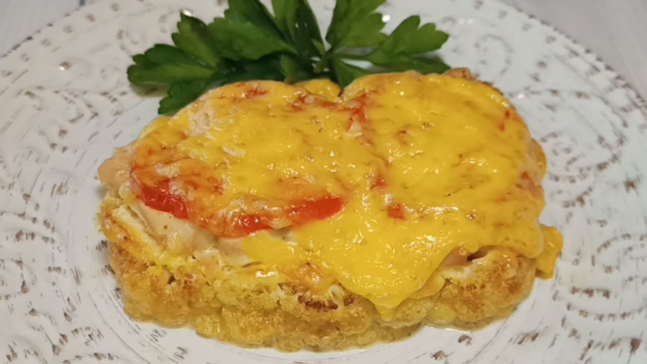 Стейк из цветной капусты с курицей, помидором и сыром видео рецепт
