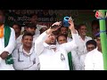 RJD नेता Tejashwi Yadav ने मंच पर मंगाया Bluetooth Speaker और फिर....? | Lok Sabha Election  - 00:00 min - News - Video
