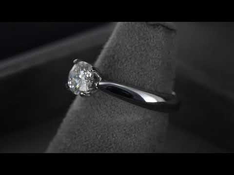 Помолвочное кольцо из белого золота со стильным дизайном и бриллиантом