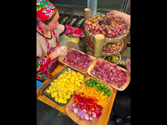居民楼下不起眼但巨巨好吃的小店！酱香牛仔骨 香辣大鱿鱼 捞汁罗氏虾 太馋人了！#美食 #shorts