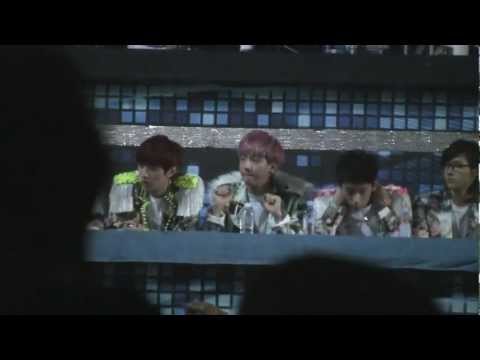 121229 SBS가요대전 B1A4 watching F(x) 's performance