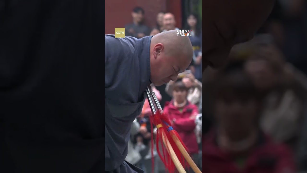 L'esprit domine la matière : ce moine de Shaolin parvient à plier des lances avec sa gorge