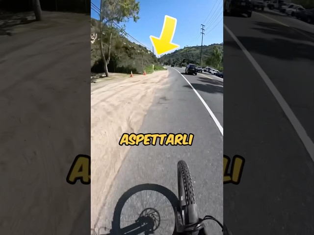 CICLISTA prova una MANOVRA PERICOLOSA a fianco della STRADA! 😳#virale