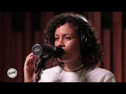 AlunaGeorge performing