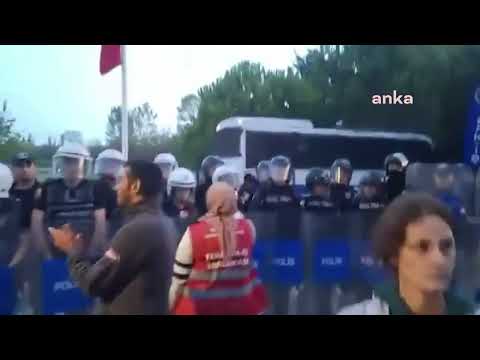 DİRENİŞTEKİ POLONEZ İŞÇİLERİ TERS KELEPÇEYLE GÖZALTINA ALINDI