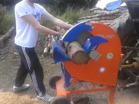Balfor Circular Saw - PTO driven circular saw - YouTube