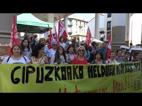 Gipuzkoako Helduen Egoitzetako langileek elkarretaratzea egin dute Ordiziako plazan