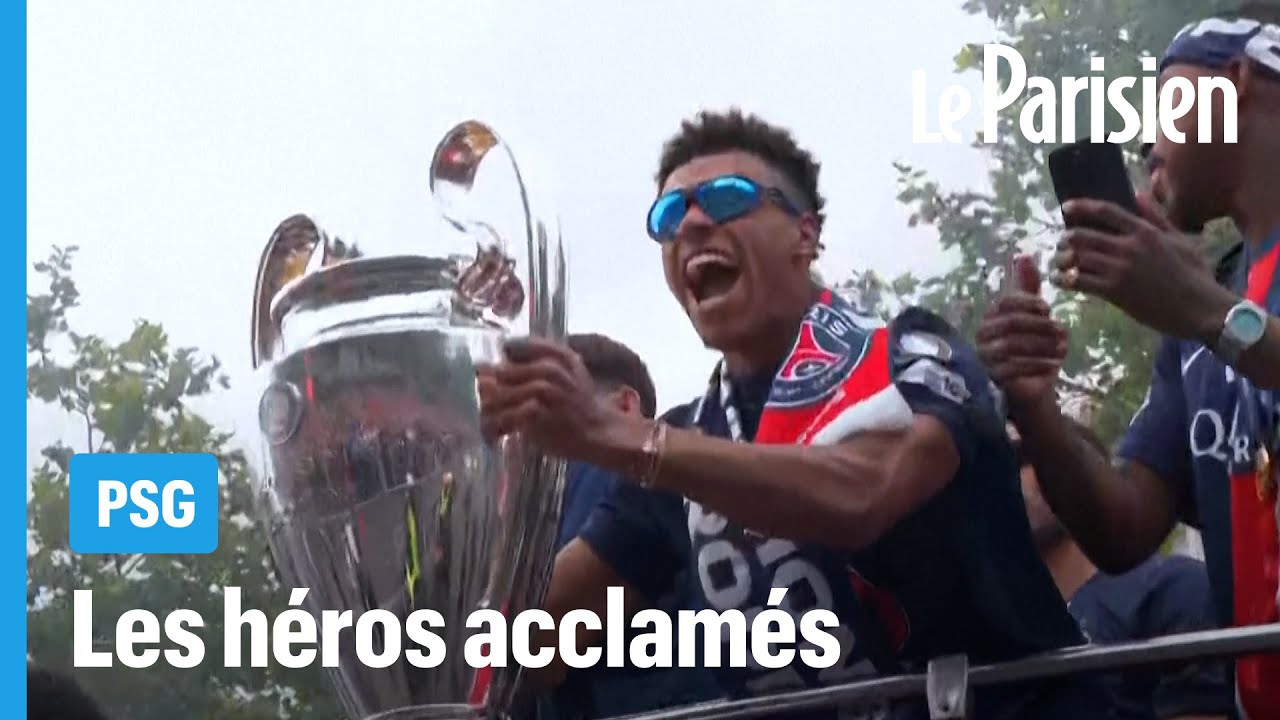 PSG : les joueurs brandissent la coupe lors de la parade sur les Champs-Elysées