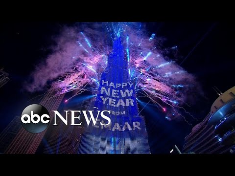 Fireworks in Dubai usher in 2023